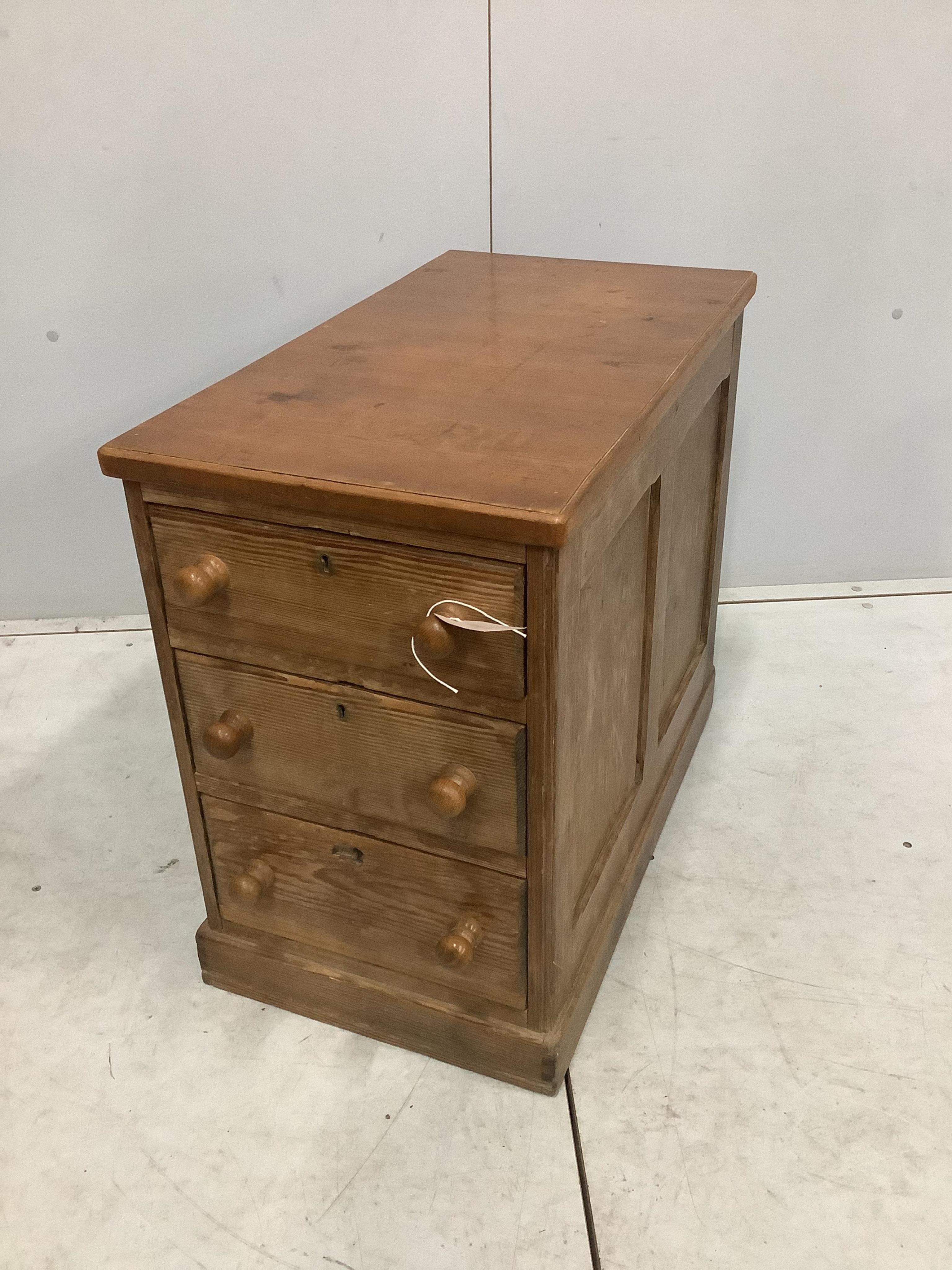 An Arts & Crafts oak clerk's chair, width 38cm, depth 31cm, height 90cm, together with a pine three drawer pedestal chest. Condition - fair